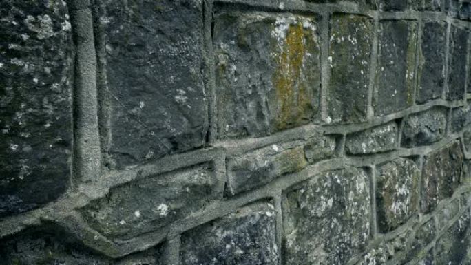 路过风化的旧石墙特写石头墙壁