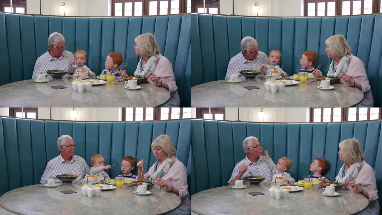 三代家庭在餐厅吃午餐