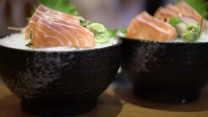 日本餐厅的鲑鱼生鱼片