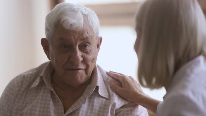 头部开枪特写快乐的退休老人与善良的护士交谈。