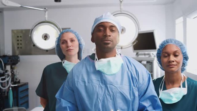 站在医院手术室的多元文化外科团队的肖像