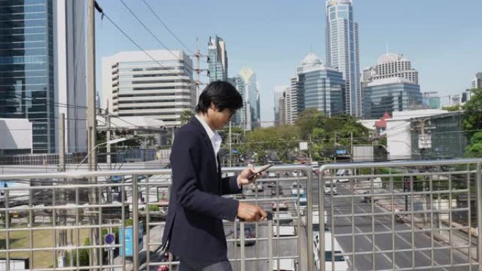 商人在城市里带着行李通勤