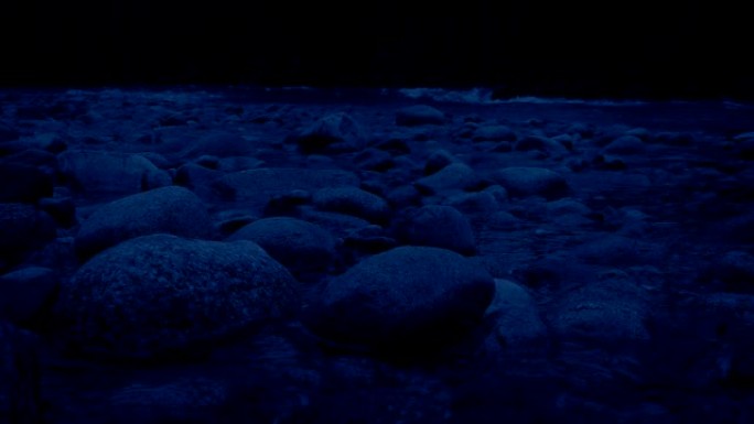 黑暗中地面的河岸晚上的河岸黑暗中的浪花