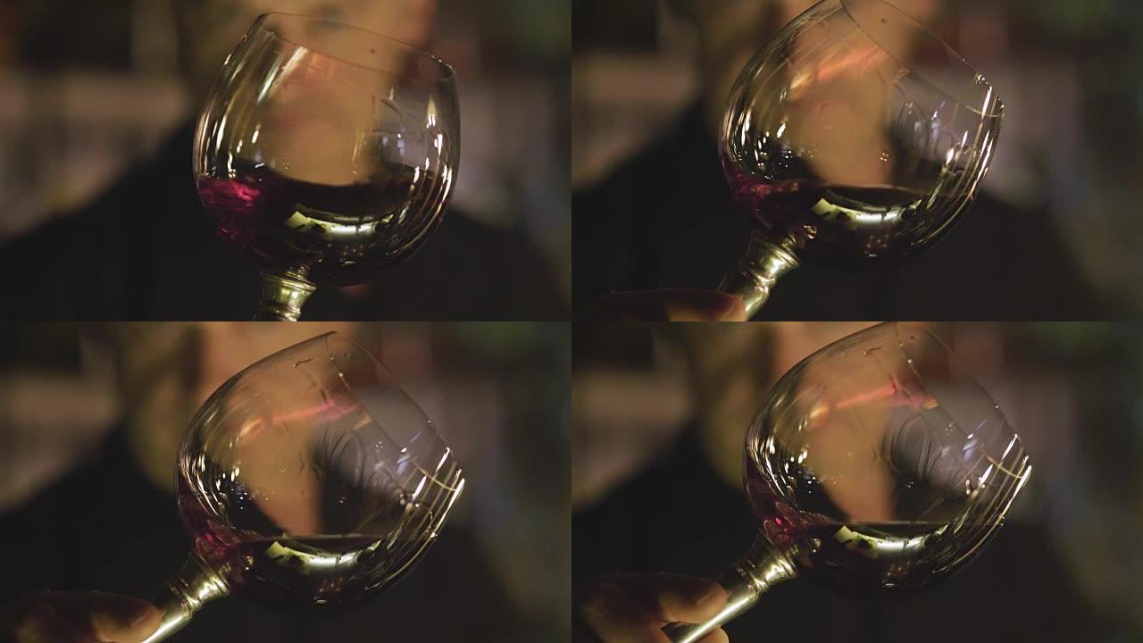 酒庄的侍酒师以慢动作将意大利红酒倒入玻璃杯中