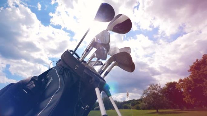 天空背景下袋子里的高尔夫球杆。