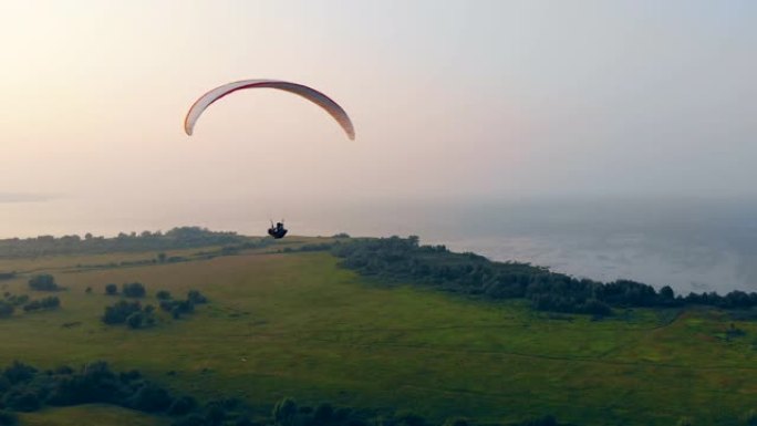 一名运动员带着滑翔伞在天空中飞行。空中滑翔伞。