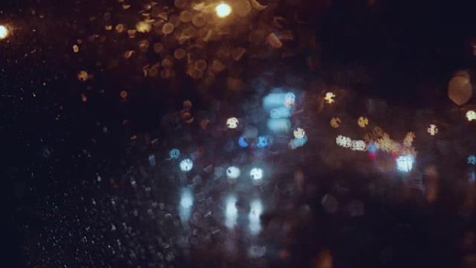 在雨夜驾驶汽车行驶车窗外汽车第一视角
