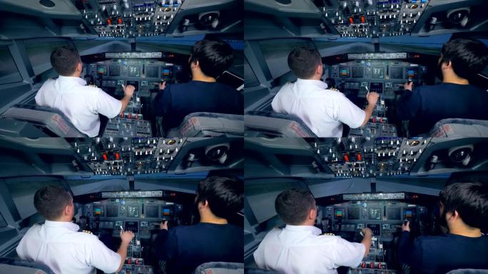 两名男子正在飞行模拟机中练习着陆