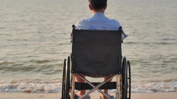 在阳光明媚的日子里看着海滩的残疾人肖像。成功，度假，旅行，人，生活方式，保险，领导力。残疾收藏201