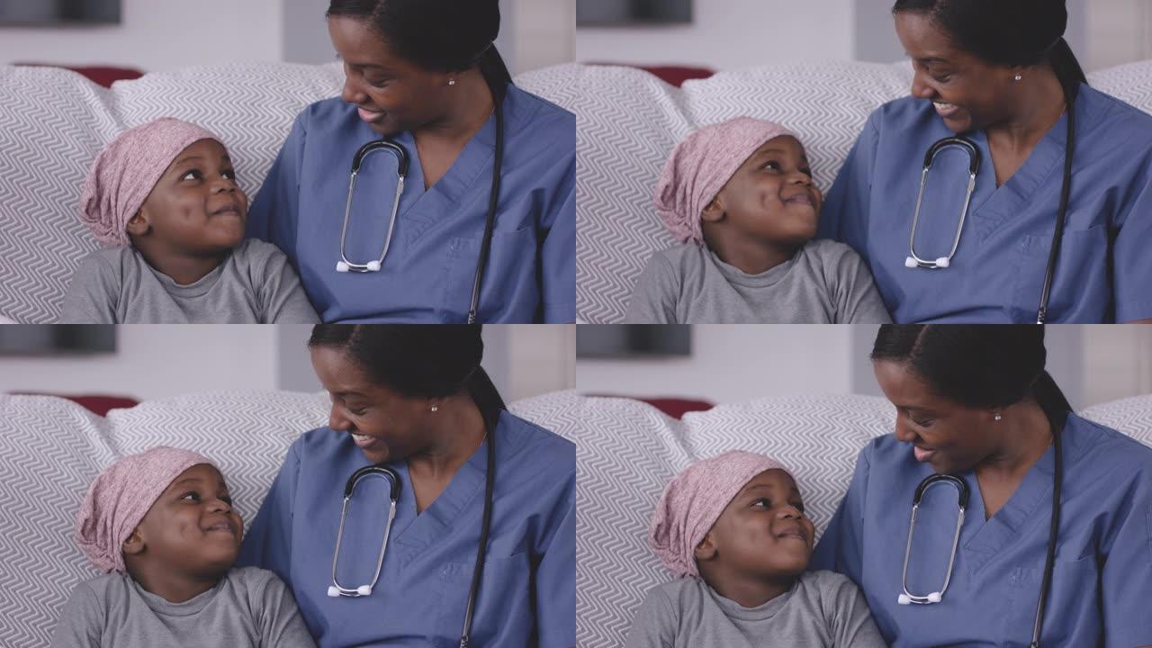 患有癌症的种族男孩对他的护士微笑