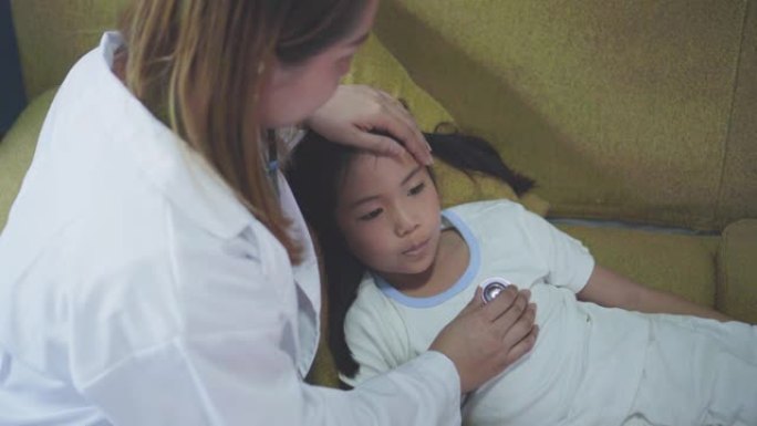 亚洲医生用听诊器检查生病的女孩，孩子有发热