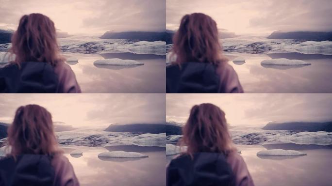 女孩在冰川泻湖。日落
