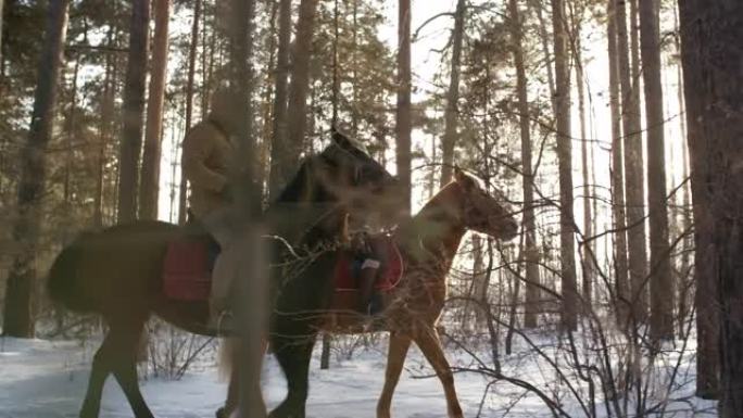 冬日夫妇在森林里骑马