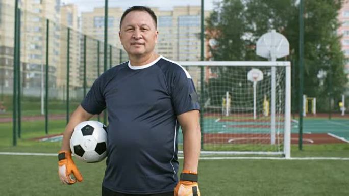 成熟的亚洲足球运动员的肖像