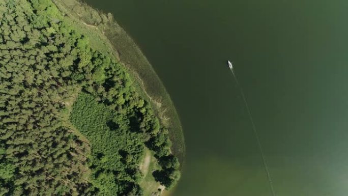 缓缓漂浮在湖上的帆船鸟瞰图