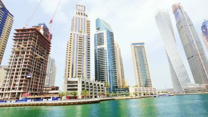 迪拜的河流与现代摩天大楼