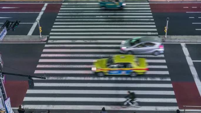 在日本新宿东京市，夜间，人群不确定的人在街上与汽车交通交叉路口行走的4k时间流逝。日本文化与购物霓虹