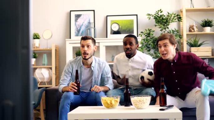 学生在电视上喝啤酒看足球，做高五个碰碰的瓶子