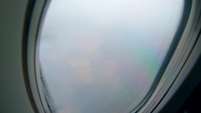 从云层中的飞行飞机上看陆地。