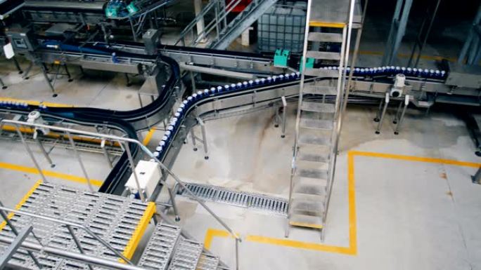 带有移动传送带的啤酒生产设施的俯视图