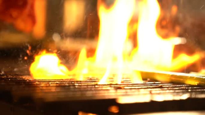 火焰烤架上的烤肉/牛排
