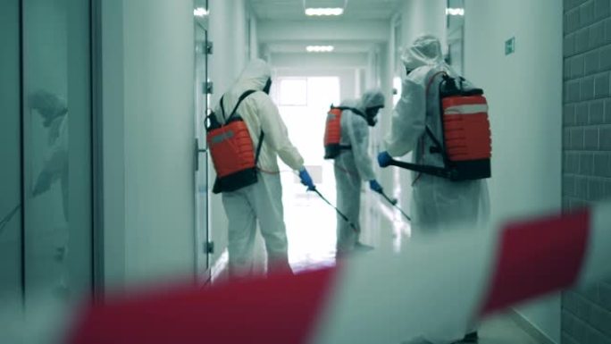 在新型冠状病毒肺炎大流行期间，一组消毒器正在对走廊进行消毒。消毒，卫生概念。