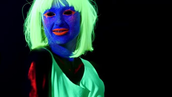 派对: 性感cyber raver女人在紫外线黑光下在荧光服装中拍摄的梦幻视频性感女孩cyber g