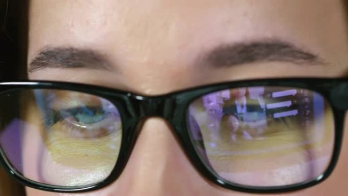 用电脑戴眼镜的女人的眼睛