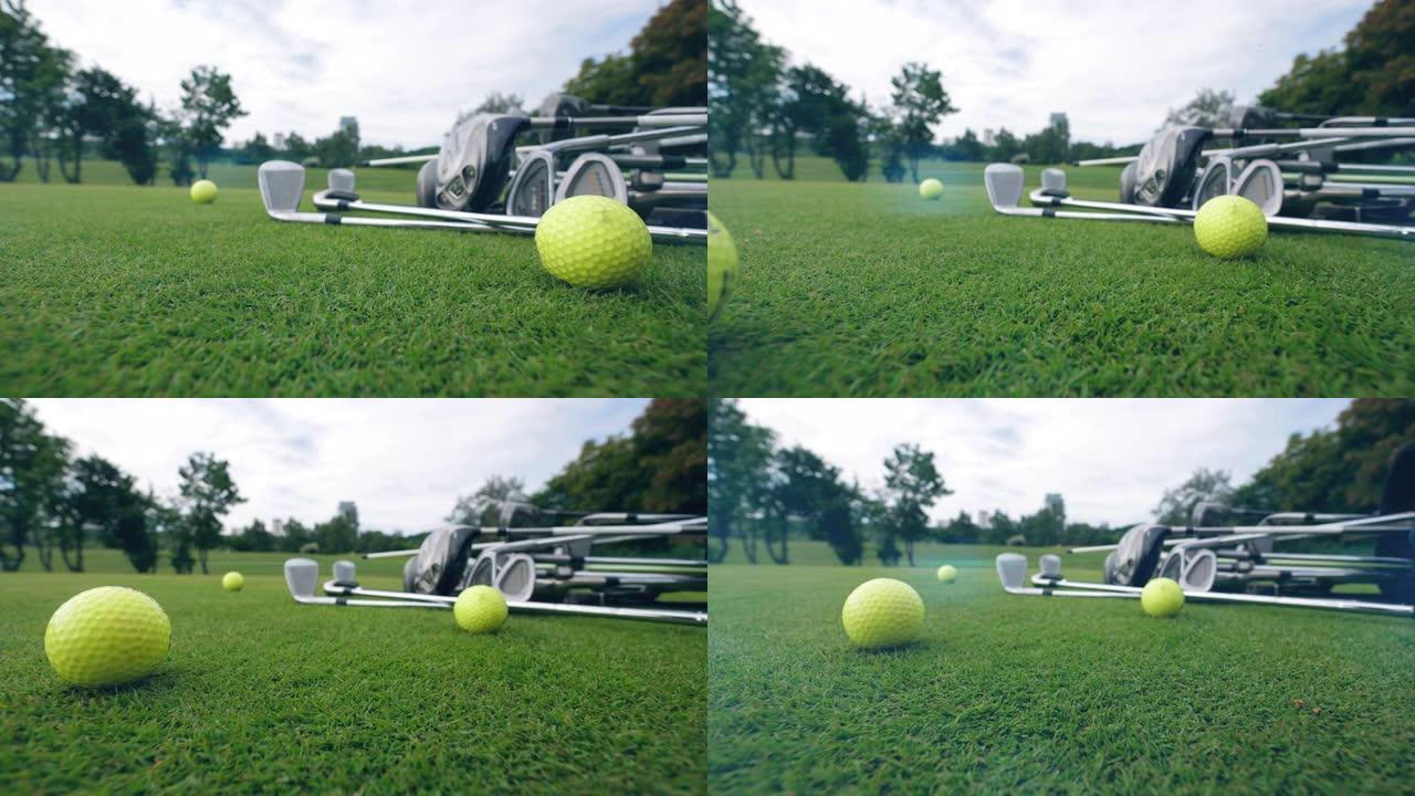 高尔夫球杆和躺在高尔夫球场上的球。