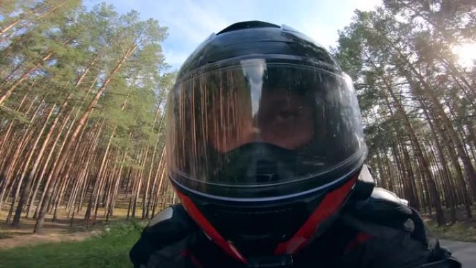骑摩托车的人在骑摩托车时戴着头盔。