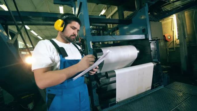 印刷厂单位，工程师观察工作过程