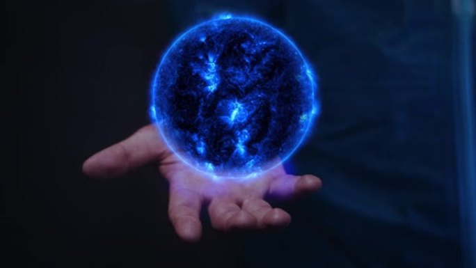 手中的太阳能。魔法球蓝色能量球手中魔法