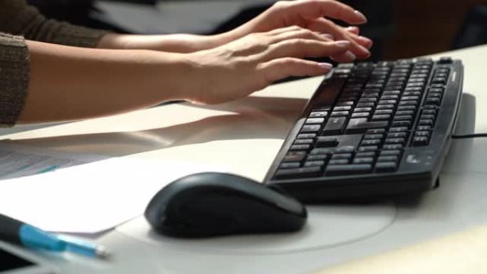 无法辨认的女人在办公室用键盘打字