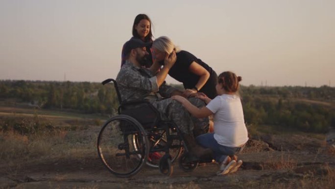 坐在轮椅上的士兵和家人在一起