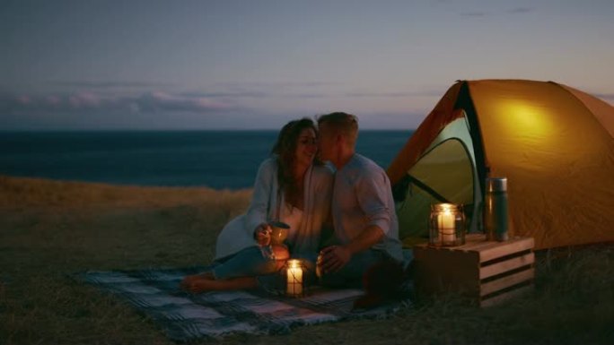 夫妇享受亲密的烛光露营浪漫