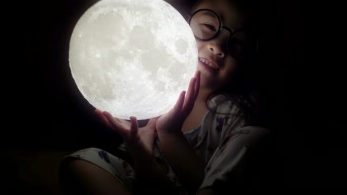 孩子们在卧室里拿着月亮