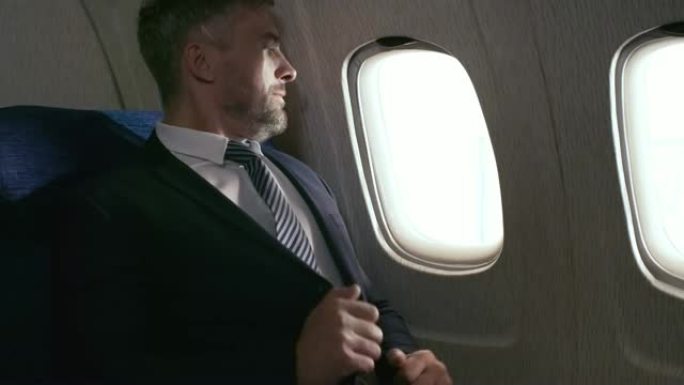 大胡子商人在飞机上坐下