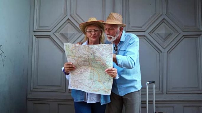 失去高级游客外国老年夫妇地图旅行