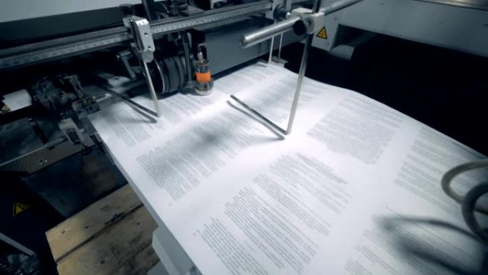 印刷输送机与带文本的印刷纸一起工作。