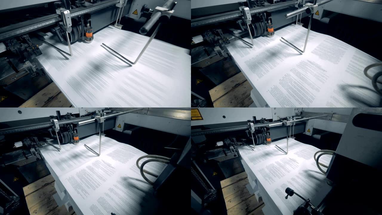 印刷输送机与带文本的印刷纸一起工作。