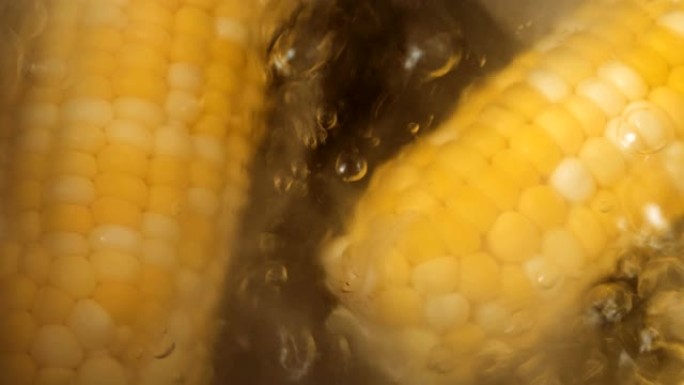 在沸水中成熟的玉米。