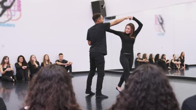 表演艺术学校的两名舞蹈学生在工作室为课堂表演舞蹈