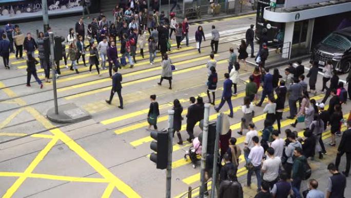 实时: 香港斑马线过马路的人。
