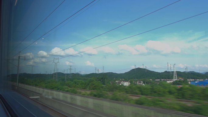 高铁窗外绿色田野乡村风景
