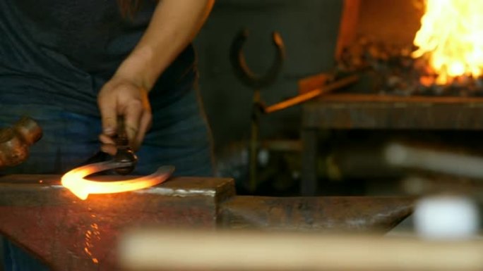 4k工厂的女性金属匠成型马蹄铁