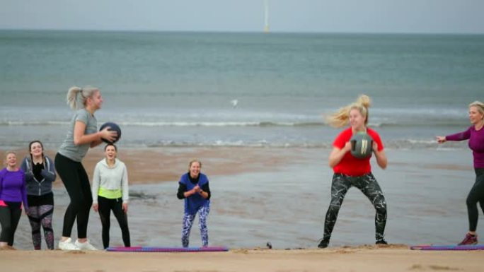 海滩上的女性训练营