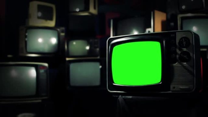 许多旧电视上的绿屏老式电视。十字音调。放大。