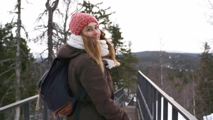 女人在高山中展示令人惊叹的风景