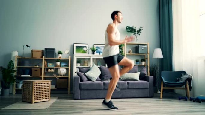 运动男子在家当场跑步，独自享受健康运动