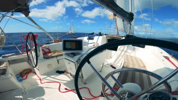 自动驾驶游艇，自动驾驶概念。帆船船上的控制系统